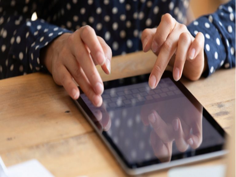 ఎన్నికల ఎఫెక్ట్… విద్యార్థులకు ఉచితంగా ట్యాబ్స్