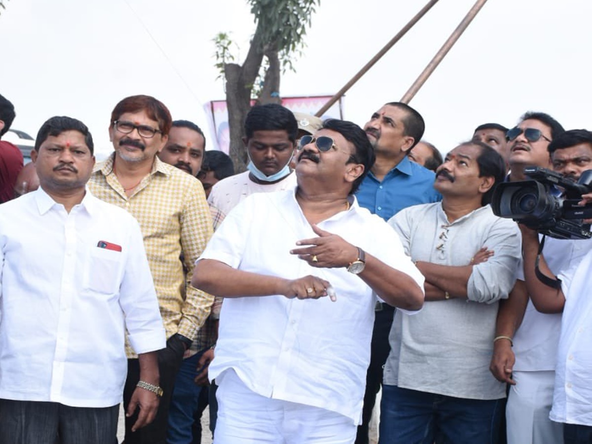 కైట్ ఫెస్టివల్‌లో పతంగులు ఎగురవేసిన మంత్రి తలసాని