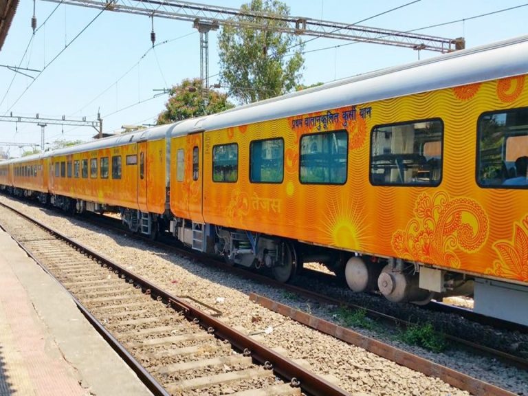 ఆలస్యంగా నడిచిన రైలు… రూ.1.36 లక్షలను పరిహారంగా చెల్లించిన రైల్వేశాఖ