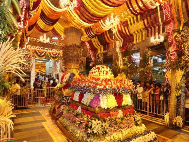 వైకుంఠ ఏకాదశికి ముస్తాబైన తిరుమల.. క్యూ కట్టిన వీఐపీలు