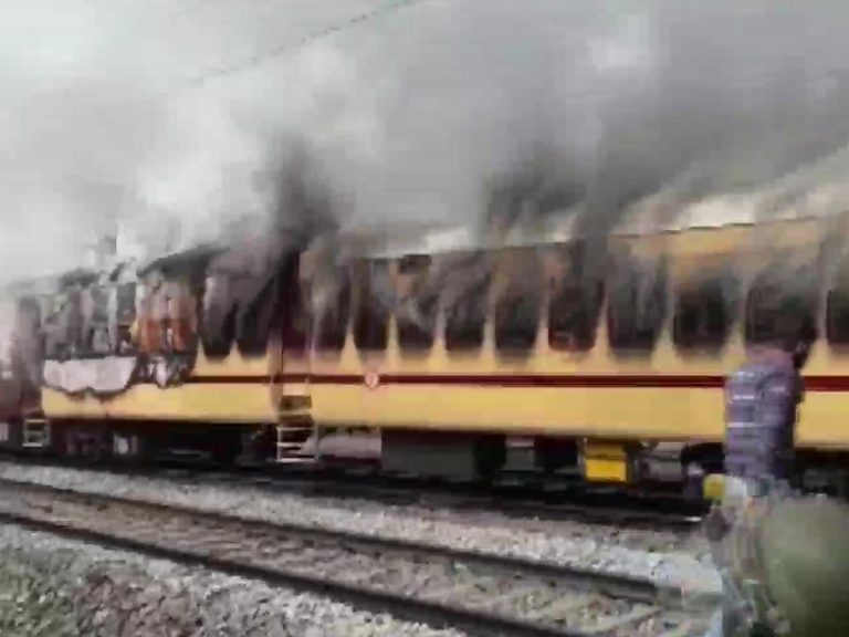 ఆర్ఆర్‌బీ పరీక్షల్లో అక్రమాలు.. రైలుకు నిప్పుపెట్టిన ఆందోళనకారులు