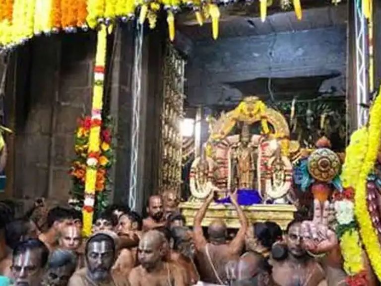 తెలుగు రాష్ట్రాల్లో వైభవంగా వైకుంఠ ఏకాదశి వేడుకలు..