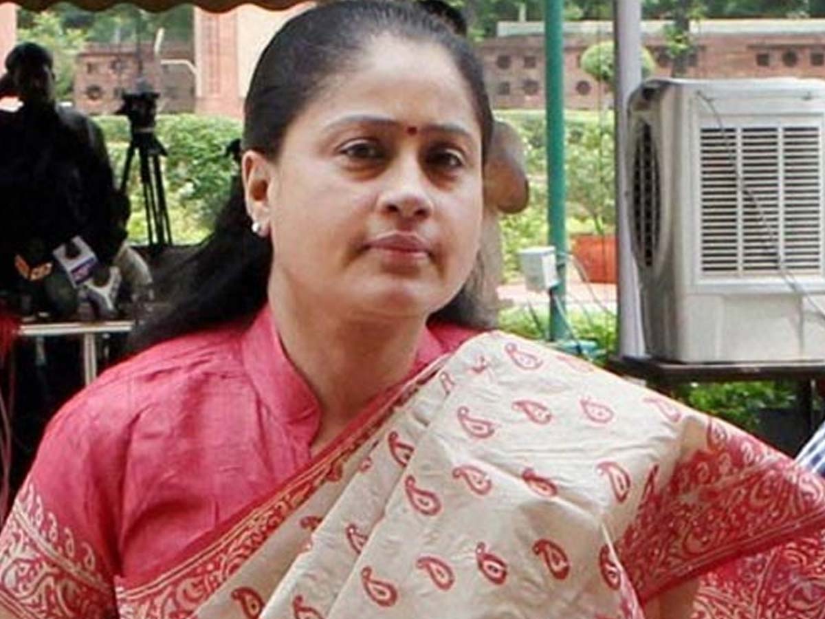 ఊసరవెల్లి కేసీఆర్‌ను ప్రజలు గద్దె దింపాలి: విజయశాంతి