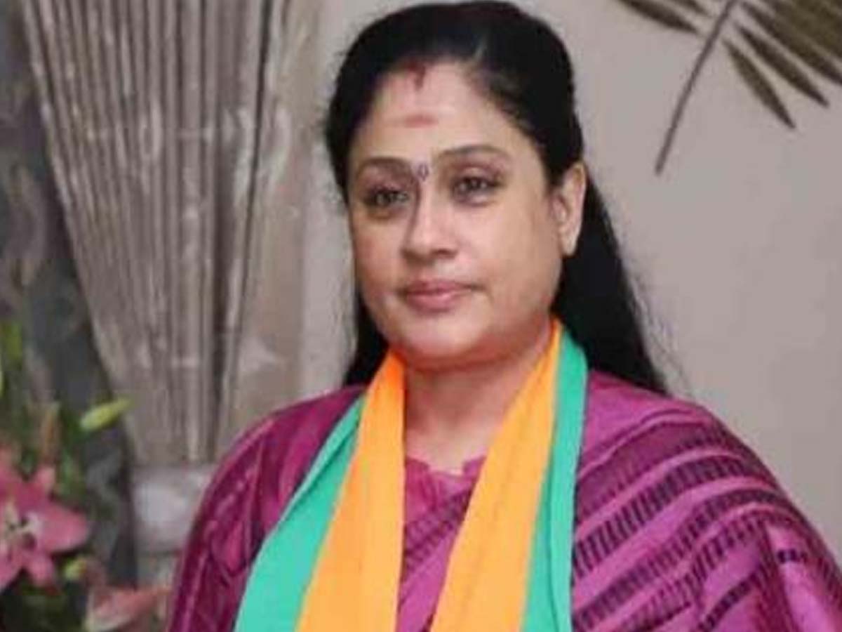 ఫాంహౌస్‌లో కూర్చోని రాత్రికి రాత్రే జీవోలు తెస్తారా..? : విజయశాంతి