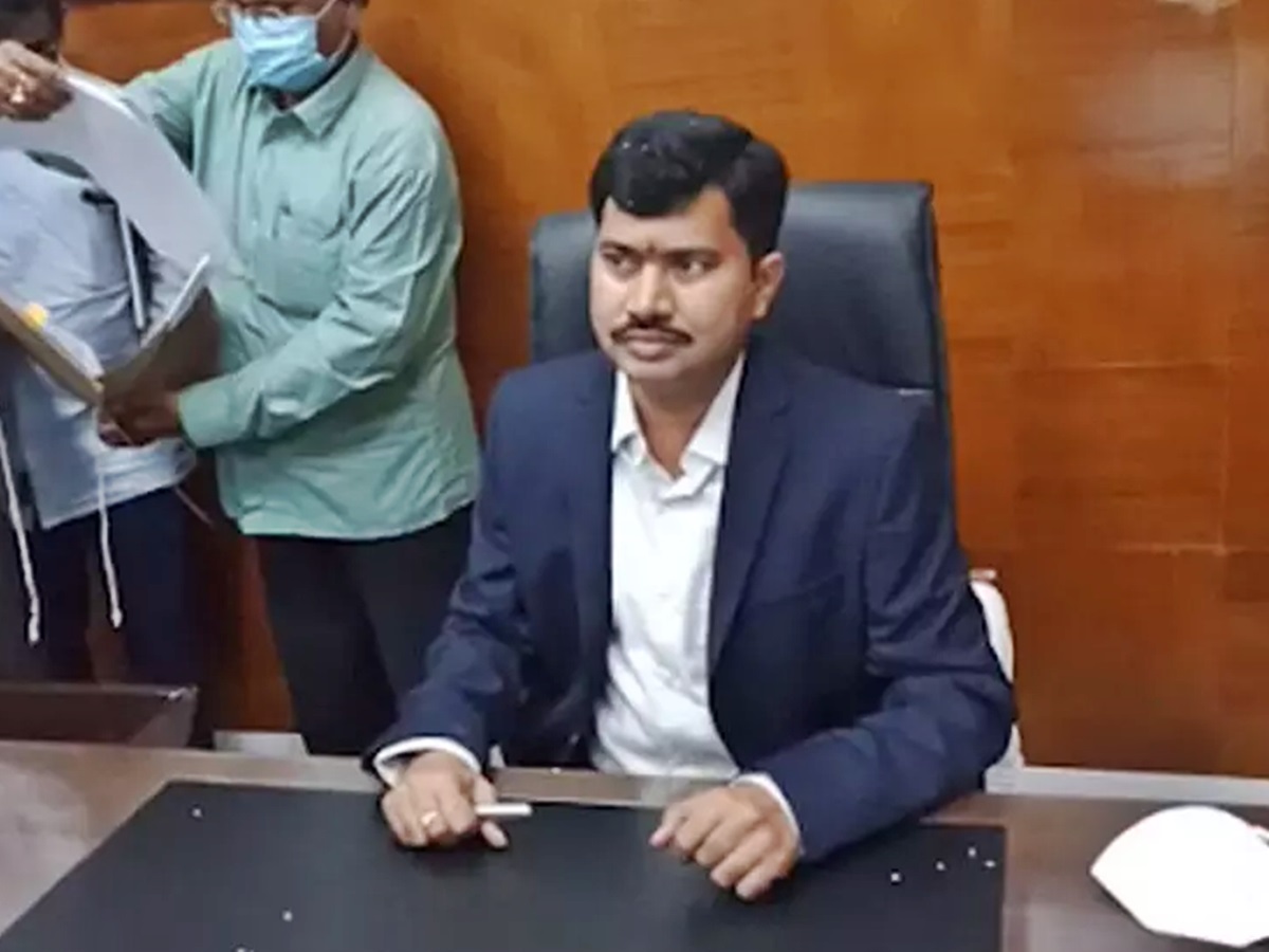 రెవెన్యూ అధికారులపై వైసీపీ నేతల దాడి… జిల్లా కలెక్టర్ సీరియస్