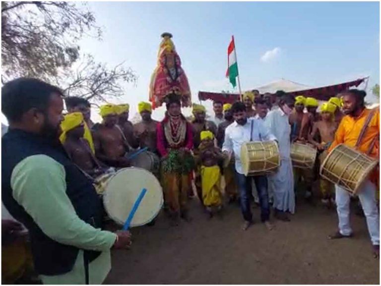 డప్పుతో దరువేసిన ఎమ్మెల్యే… ఎవరో తెలుసా?