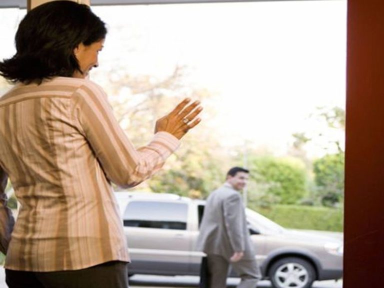 దానికి ముహూర్తం బాలేదని 11 ఏళ్ళ నుంచి భర్తకు దూరంగా భార్య.. చివరికి