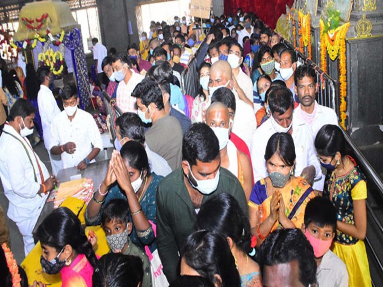 యాదాద్రిలో భక్తుల సందడి