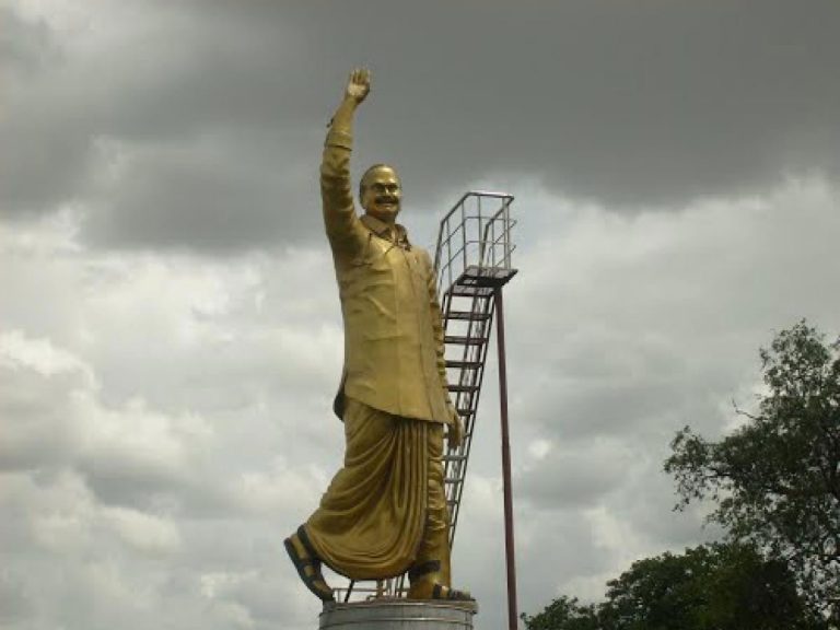 ఎస్సార్‌పురంలో వైఎస్సార్‌ విగ్రహం ధ్వంసం..