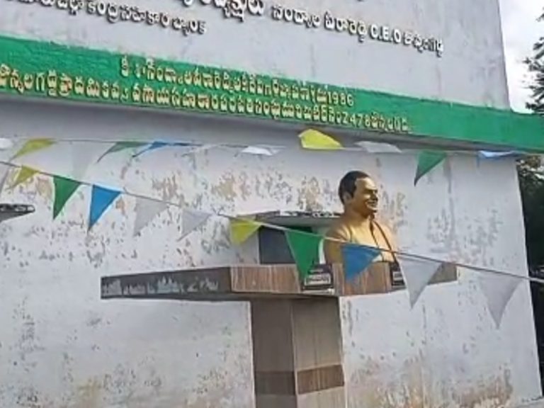 వైఎస్ఆర్ విగ్రహం మాయం.. ఆందోళనకు దిగిన వైసీపీ ఎమ్మెల్యే