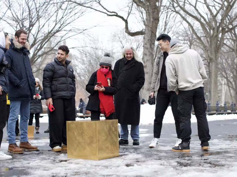 రోడ్డుపై 186 కిలోల గోల్డెన్ క్యూబ్‌…షాకైన ప్ర‌జ‌లు…