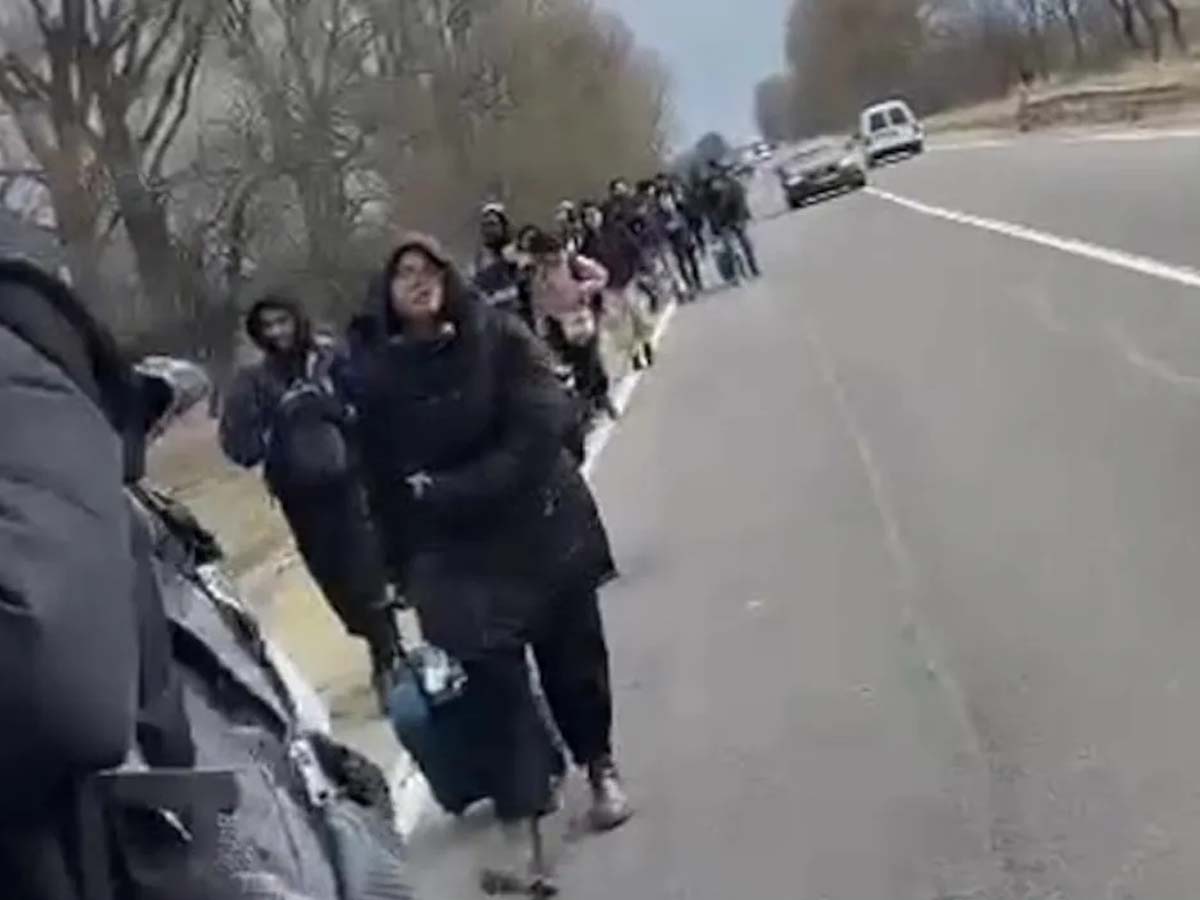 Ukraine Crisis:  న‌డుచుకుంటూ పోలెండ్ స‌రిహ‌ద్దుల‌కు భార‌తీయ విద్యార్థులు..