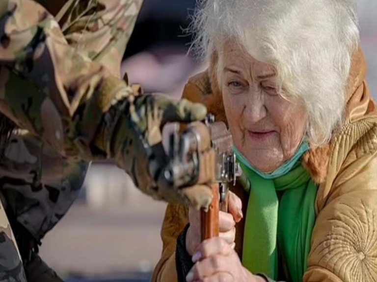 Ukraine Crisis: ర‌ష్యాతో యుద్ధం చేసేందుకు గ‌న్ను ప‌ట్టిన 79 ఏళ్ల బామ్మ‌…