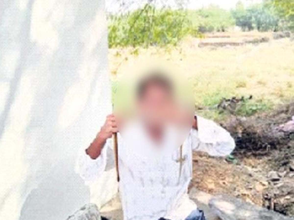 వీడేం మ‌నిషిరా బాబు… పాముల్ని అలా…