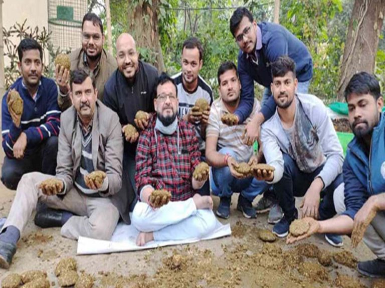 యూనివ‌ర్శిటీలో స‌రికొత్త శిక్ష‌ణ‌:  పేడ‌తో పిడ‌క‌లు చేయ‌డం ఎలా?