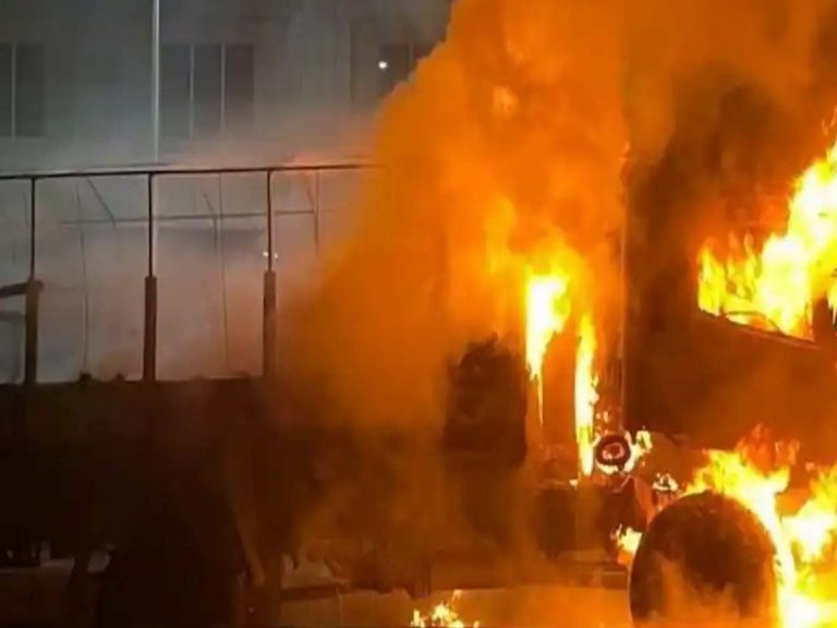 పాక్‌లో దారుణం:  ఉగ్ర‌వాదుల దాడిలో 100 మంది సైనికులు మృతి…