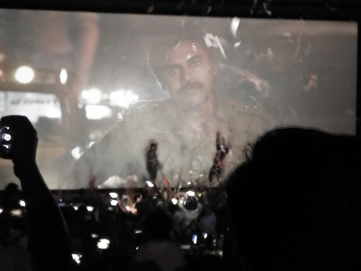 Bheemla Nayak: యానాంకు పవన్‌ ఫ్యాన్స్‌ క్యూ..