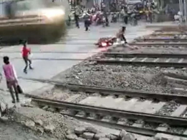 Viral Video:  వీడికింకా భూమిపై నూక‌లున్నాయి… ఒక్క‌క్ష‌ణం ఆల‌స్య‌మైనా…