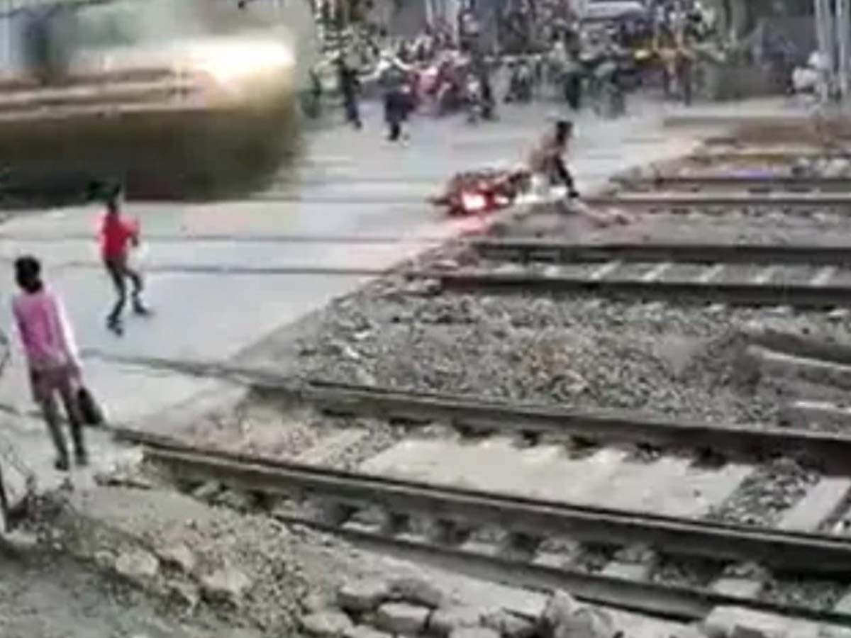 Viral Video:  వీడికింకా భూమిపై నూక‌లున్నాయి… ఒక్క‌క్ష‌ణం ఆల‌స్య‌మైనా…