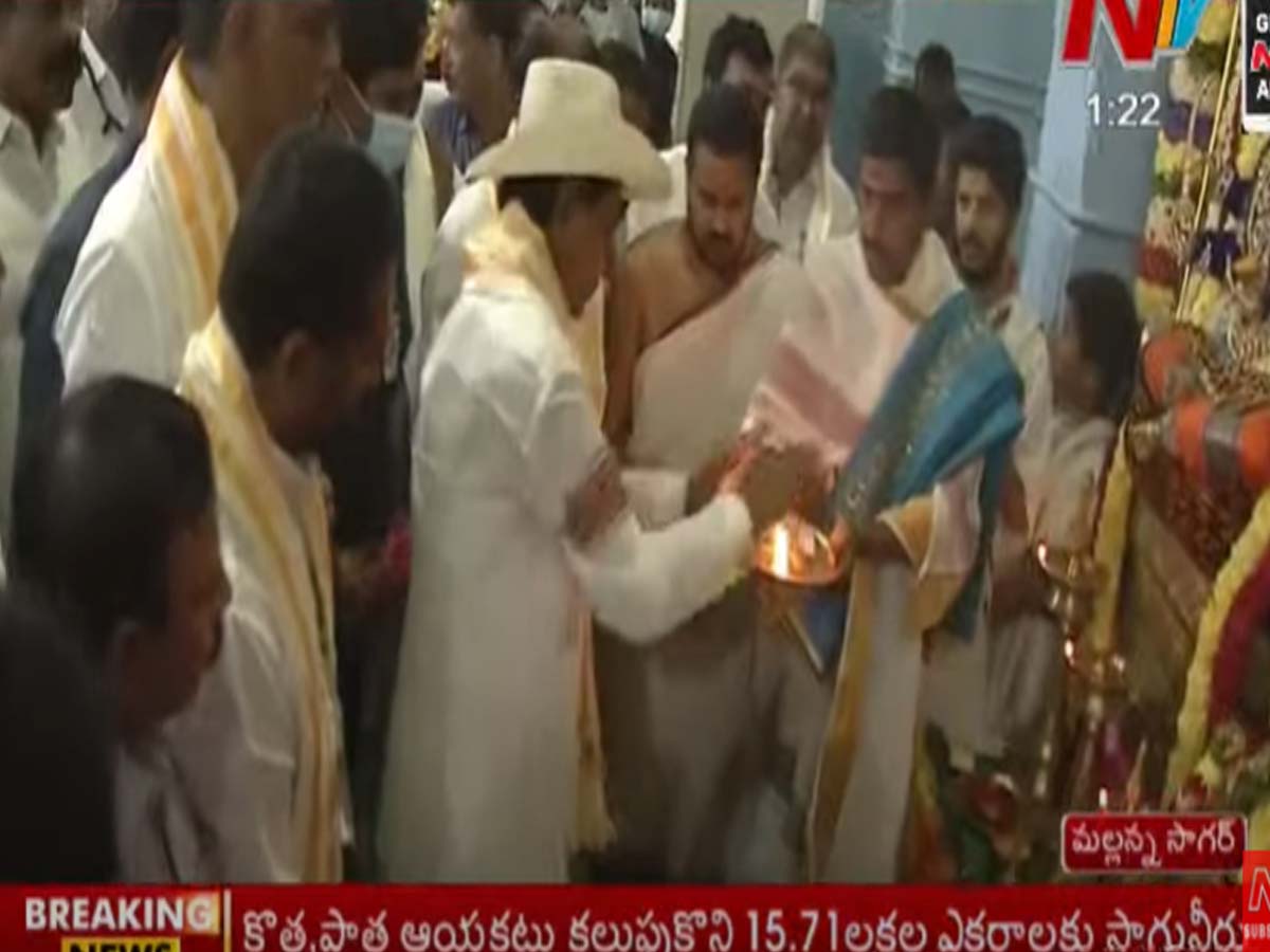 Mallannasagar:  మ‌ల్లన్న సాగ‌ర్‌లో సీఎం కేసీఆర్ ప్ర‌త్యేక పూజ‌లు…