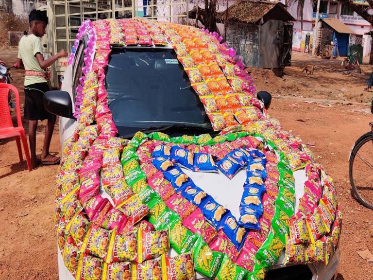 Marriage: పూల‌కు గిరాకి… కుర్‌కురే ప్యాకెట్ల‌తో అలంక‌ర‌ణ‌…