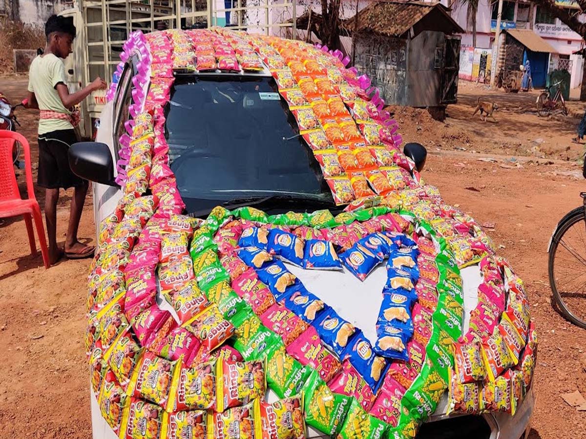 Marriage: పూల‌కు గిరాకి… కుర్‌కురే ప్యాకెట్ల‌తో అలంక‌ర‌ణ‌…