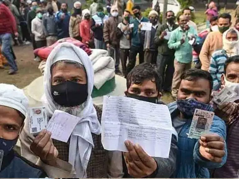 Assembly Elections : పోలింగ్‌ కేంద్రాల వద్ద భారీగా ఓటర్లు..