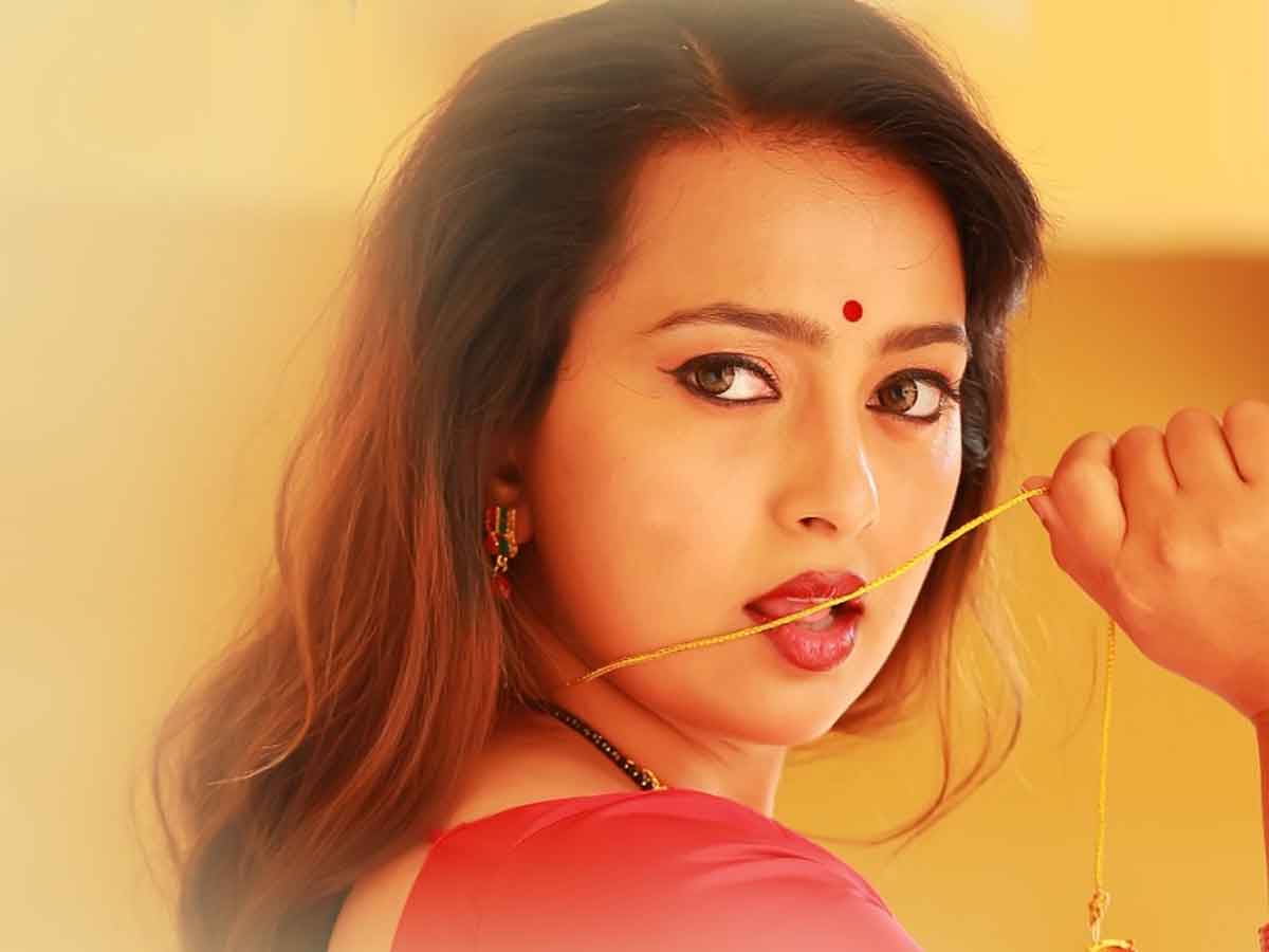 Ester Noronha : కమిట్మెంట్ అడిగారు, బెదిరించారు… అదే జీవితం కాదు