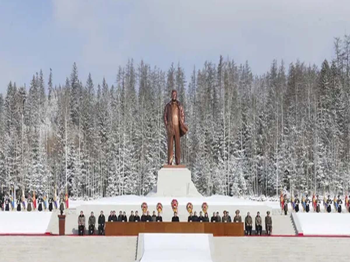 Kim Jong Un:  గ‌డ్డ‌గ‌ట్టే చ‌లిలో వారిని అలా అర‌గంట నిల‌బెట్టాడు…