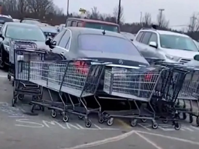 అడ్డ‌దిడ్డంగా కారుపార్కింగ్‌… య‌జ‌మానికి షాకిచ్చిన ప్ర‌జ‌లు….