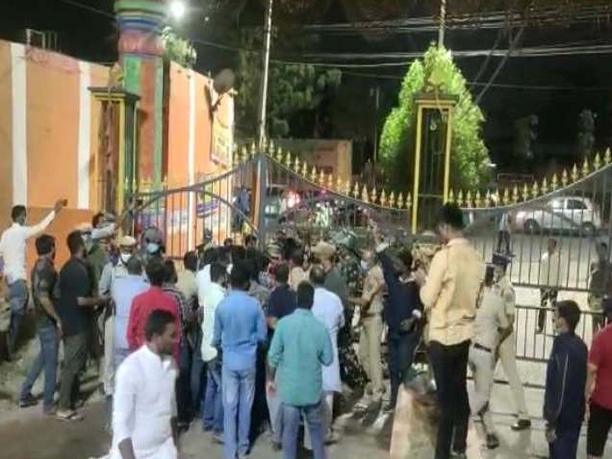 Hyderabad:  క‌ర్మ‌న్‌ఘాట్ వ‌ద్ద ఉద్రిక‌త్త‌… భ‌జ‌రంగ్‌ద‌ళ్ కార్య‌క‌ర్త‌లు అరెస్ట్‌…