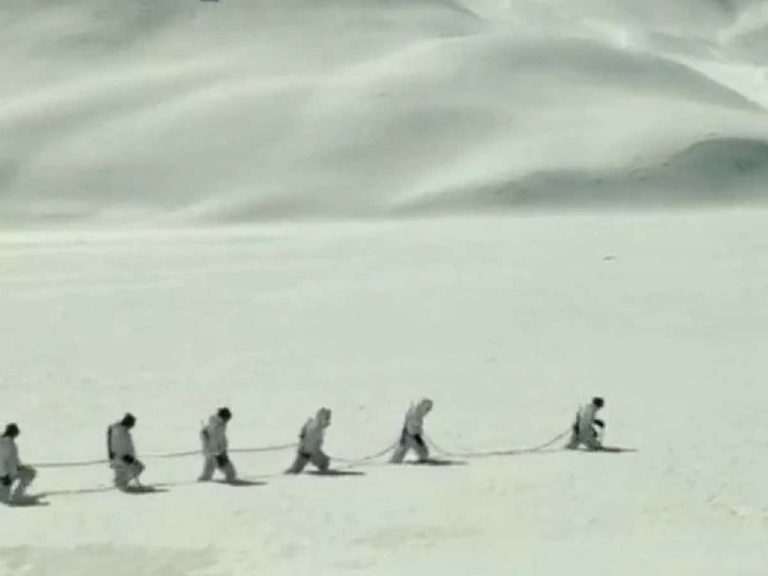 Indian Army:  మోకాళ్లలోతు మంచులో…ప్రాణాల‌కు తెగించి ప‌హారా…