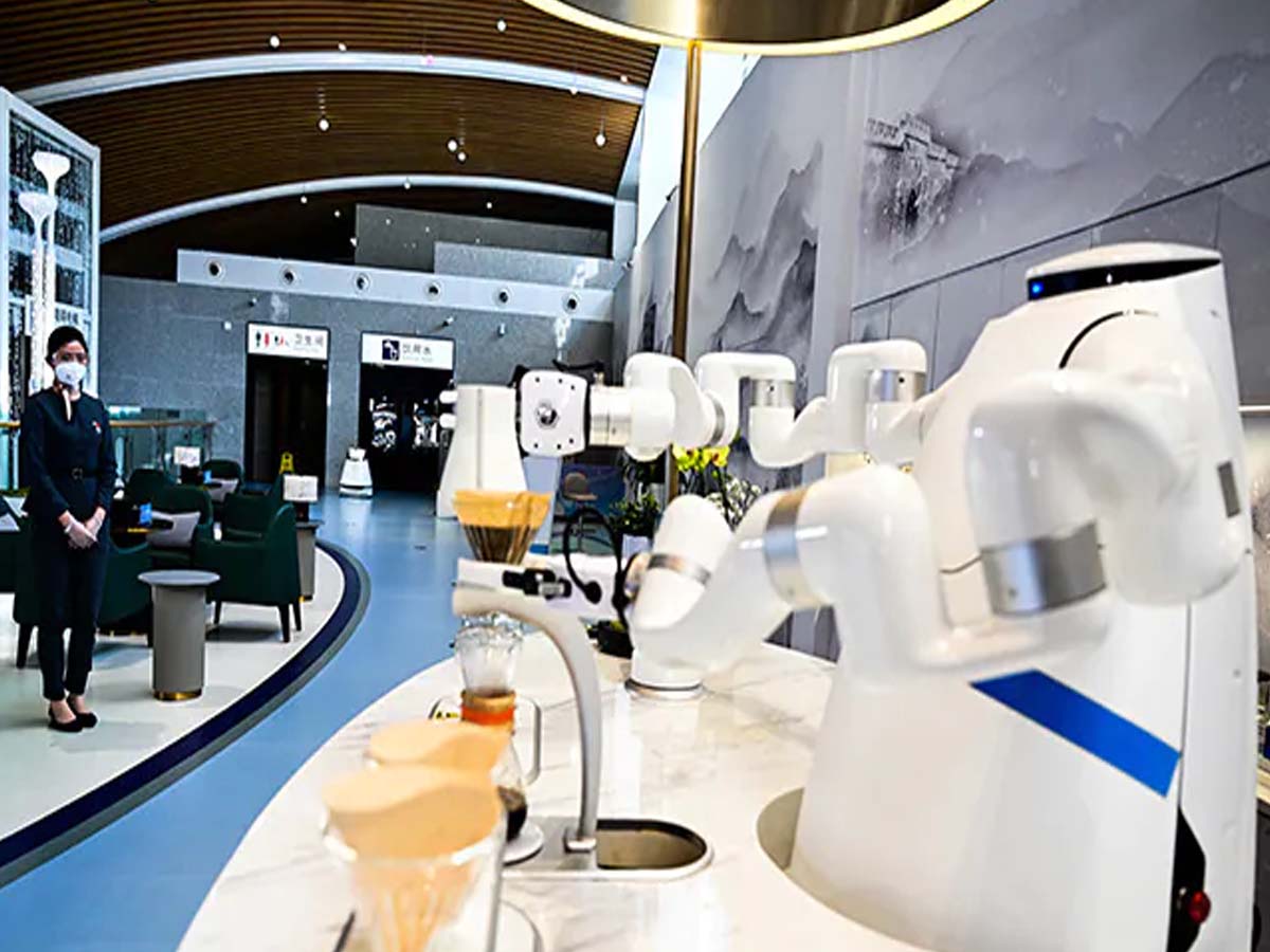 అక్క‌డ అన్ని ప‌నులు రోబోలే చేస్తున్నాయి…