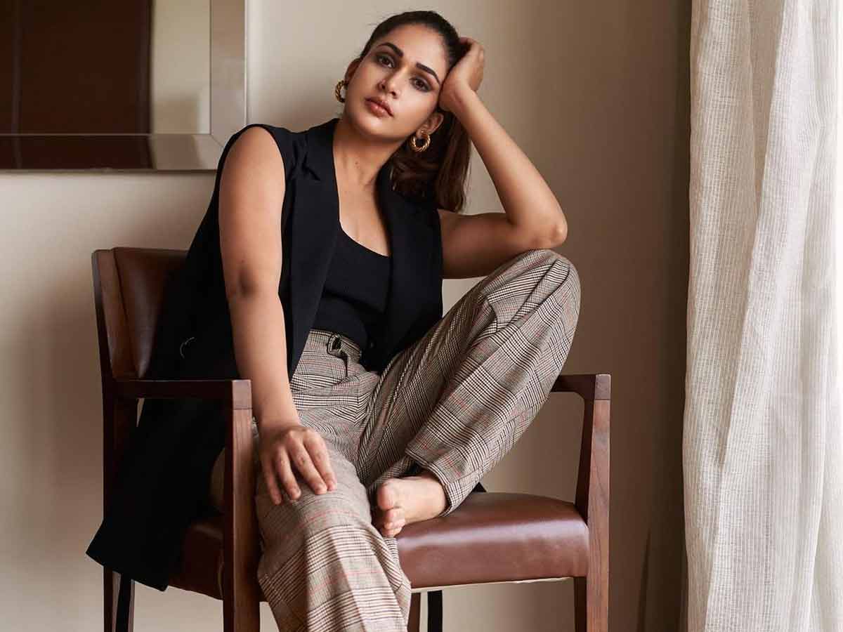 పెళ్లి గురించి వాళ్ళకే తెలుస్తుంది… అందాల రాక్షసి ఎటకారం