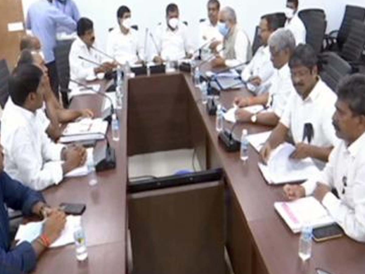 మంత్రుల కమిటీతో ఉద్యోగ సంఘాల భేటీ…