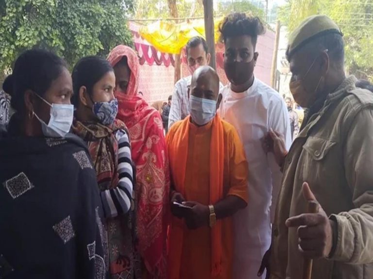 UttarPradesh:  యోగి దుస్తుల్లో పోలింగ్‌బూత్ కు వ‌చ్చిన కోహ్లీ… సెల్పీలు దిగుతూ…