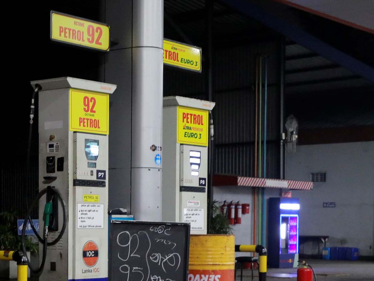 Oil Crisis:  నిండుకున్న చ‌మురు నిల్వ‌లు… చేతులెత్తేసిన స‌ర్కార్‌…