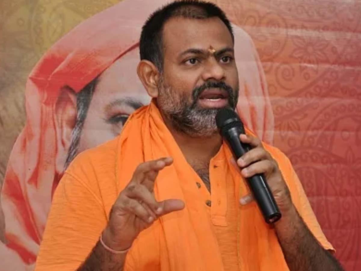 పాఠ్యాంశాల్లో మార్పు వ‌స్తేనే.. స‌మాజంలో మార్పు.. వారి చ‌రిత్ర చించేయాలి..!