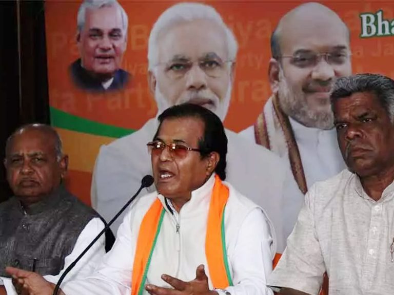 Former MP Ravindra Naik : కేసీఆర్ రాష్ట్రాన్ని రావణకాష్టం చేస్తున్నారు