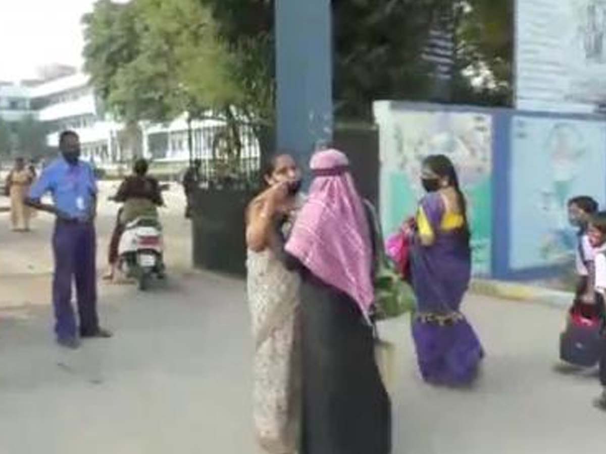 Hijab Issue:  చల్లార‌ని హిజాబ్ వ్య‌వ‌హారం… ప‌రీక్ష‌ల‌ను బ‌హిష్క‌రించిన విద్యార్ధులు…