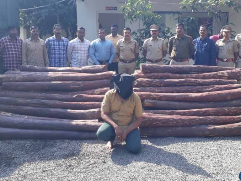 ‘పుష్ప’ స్టైల్ లో ఎర్ర చందనం స్మగ్లింగ్… కానీ ఫ్లవర్ అయ్యాడుగా !