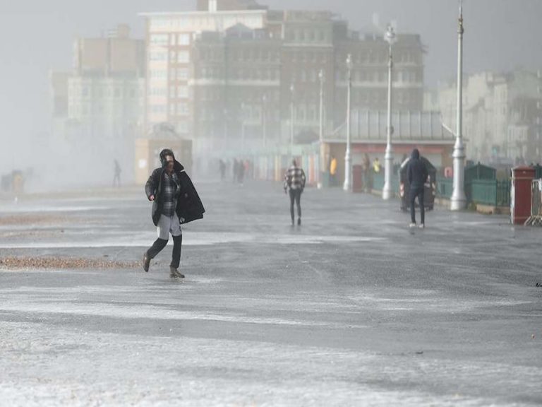 Storm Eunice:  యూర‌ప్‌లో దారుణం… రోడ్డుపై ప‌డిపోతున్న ప్ర‌జ‌లు…