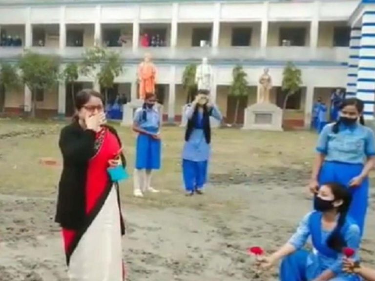 Viral:  టీచ‌ర్‌కు వినూత్నంగా వీడ్కోలు… కంట‌త‌డి పెట్టిన విద్యార్థులు…
