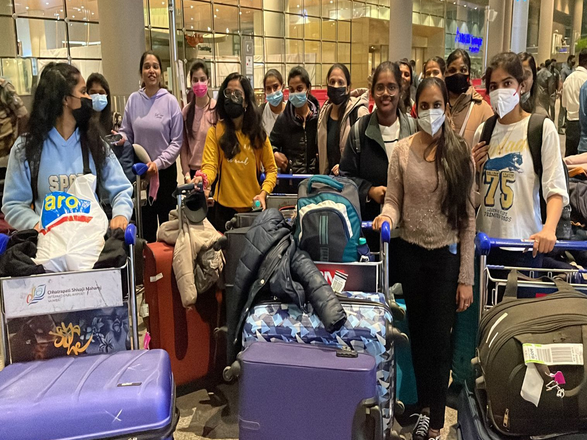 Ukraine Russia War: ఉక్రెయిన్ నుంచి స్వదేశానికి తెలుగు విద్యార్థులు..