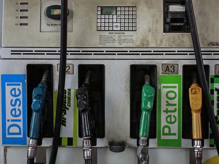 TSRTC:   ప్రైవేట్ పెట్రోల్ బంకుల వ‌ద్ద క్యూ క‌డుతున్న ఆర్టీసీ బ‌స్సులు…