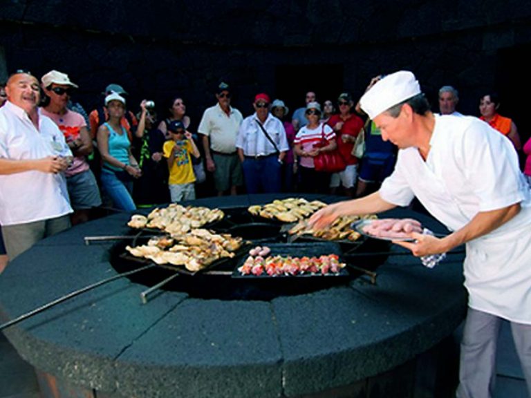 అగ్నిప‌ర్వ‌తంపై రెస్టారెంట్‌:  అక్క‌డ భోజనం చేయాలంటే…