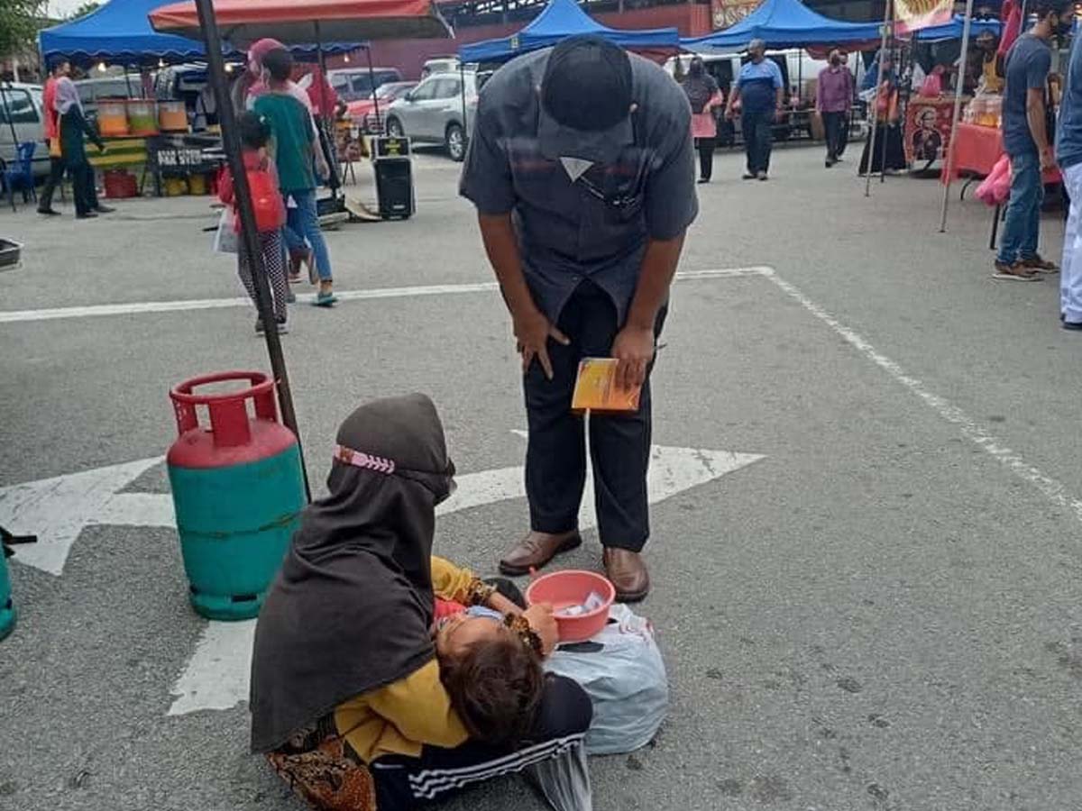 ఆమె మామూలు మ‌హిళ కాదు… భిక్షాట‌న చేస్తూ నెల‌కు ఎంత సంపాదిస్తుందో తెలుసా?