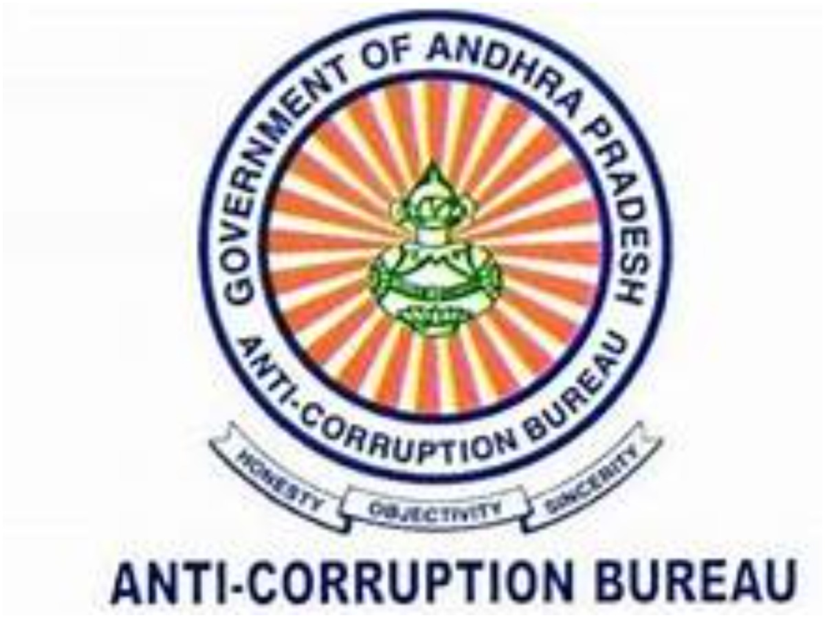 గుడ్లవల్లేరు సచివాలయంపై ఏసీబీ దాడులు