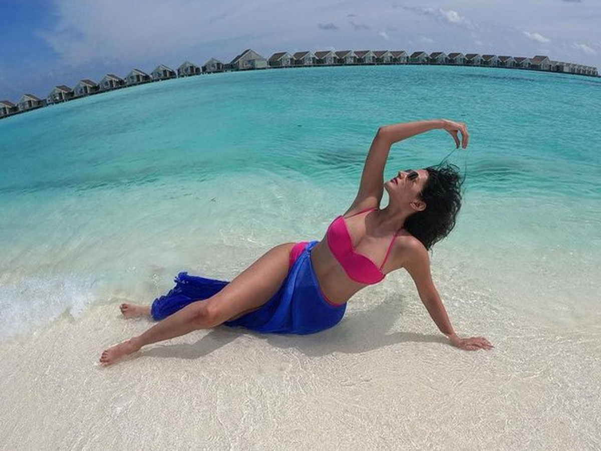 Amyra Dastur: బీచ్ ఒడ్డున బికినీలో సెగలు పుట్టిస్తుందిగా..