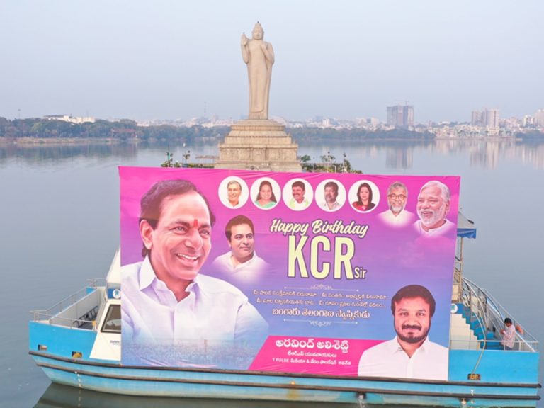 KCR Birthday: కేసీఆర్‌పై ప్రత్యేక అభిమానం.. హుస్సేన్‌సాగర్‌లో బోటుపై బ్యానర్